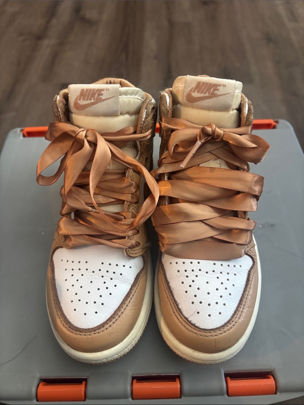 Jordan 1 Kids' Sz 11C High-Top Sneakers in Tan and White